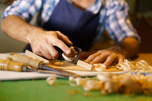 photo d'un artisan qui travail le bois.