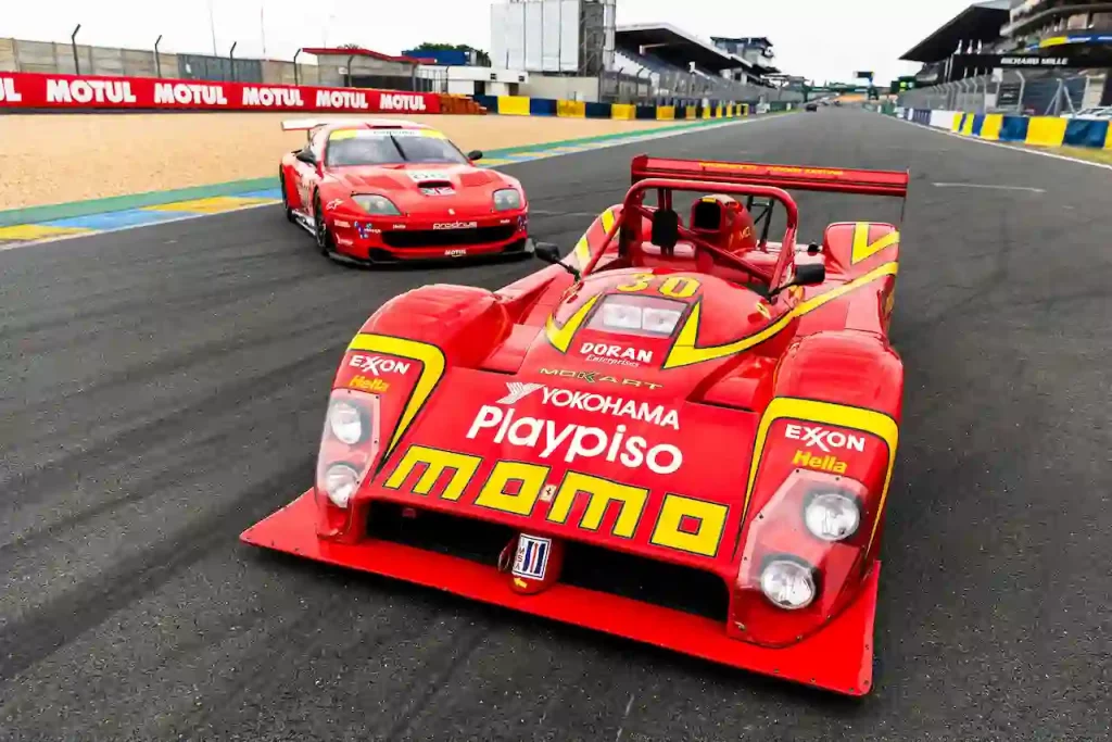 Voiture rouge sur le circuit des 24h du Mans qui illustre l'article Les événements du Mans : des opportunités puissantes pour la communication de votre TPE/PME